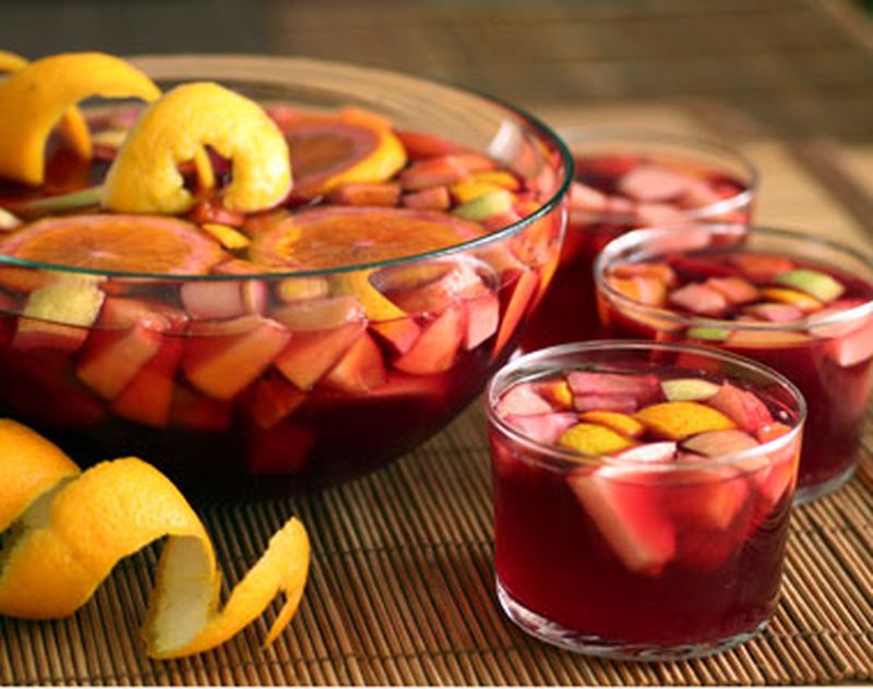 La Fiesta Paëlla vous prépare la sangria maison pour votre apéritif