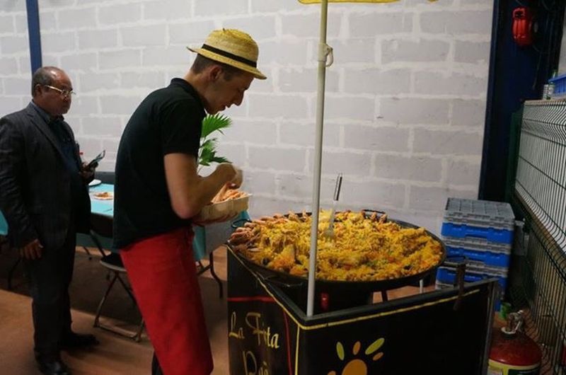 Simon notre super Paella man pour soirée anniversaire